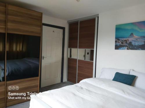 Cama ou camas em um quarto em Cosy 2 bed apartment with parking & b/fast cereal