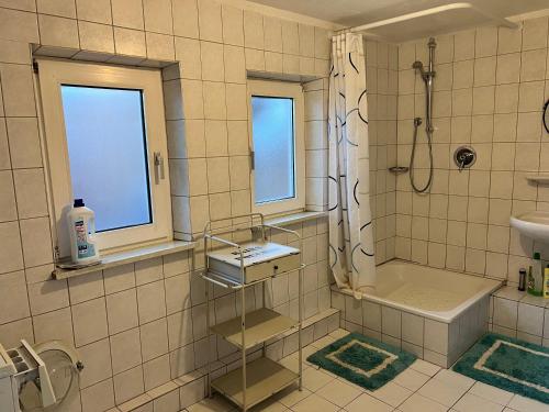 y baño con ducha y lavamanos. en Ney-Stay Ferienwohnung en Norderney