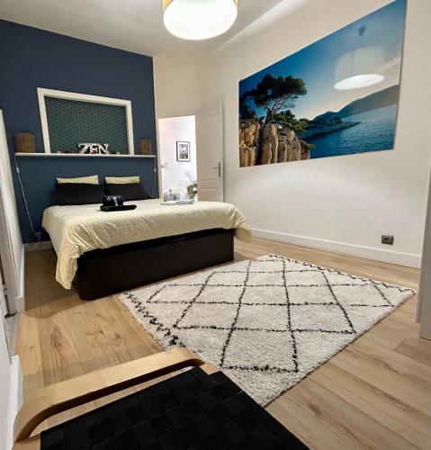 une chambre avec un lit et un tapis dans l'établissement Le cocon de Louise-Vieux Port, à Marseille