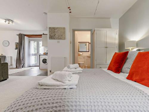 ein Schlafzimmer mit einem großen Bett mit Handtüchern darauf in der Unterkunft 1 Bed in Tavistock HIGHM in Marytavy