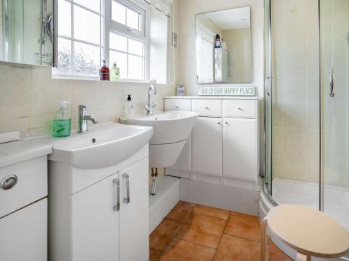 łazienka z 2 umywalkami i prysznicem w obiekcie 2 Bed in Gower 81463 w mieście Knelston