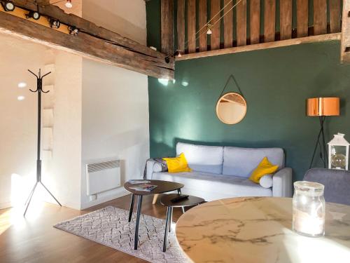 un salon avec un canapé et une table dans l'établissement Le Joyau de Courtejaire - Panorama sur Carcassonne, à Carcassonne