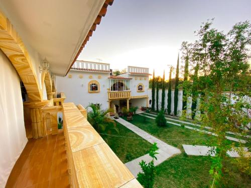 un’immagine di una casa con cortile di Casa de huéspedes "Elim" a Teotitlán del Valle