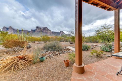 Foto sihtkohas Apache Junction asuva majutusasutuse Apache Junction Desert Gem with Patio and Views! galeriist