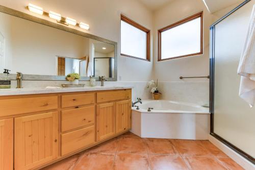 y baño con bañera y lavamanos. en Apache Junction Desert Gem with Patio and Views!, en Apache Junction