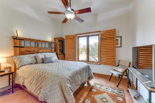 1 dormitorio con 1 cama y ventilador de techo en Apache Junction Desert Gem with Patio and Views!, en Apache Junction