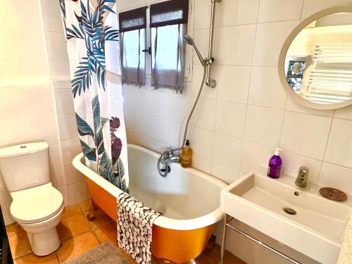 une salle de bain avec une baignoire, des toilettes et un lavabo dans l'établissement Maison typique provençale - Piscine privée - Clim, à Collorgues