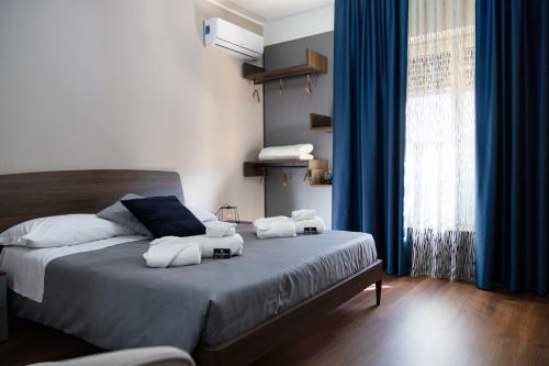 1 dormitorio con 1 cama con toallas en Guest House Al Viale, en Caltagirone