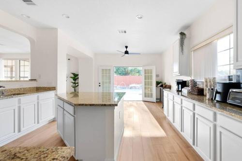 Η κουζίνα ή μικρή κουζίνα στο Large Groups House with Heated Pool & Hot Tub, Pet friendly