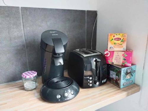 a counter with a coffee maker and a toaster on it at La maison aux escargots *Jacuzzi* in Hénin-Beaumont