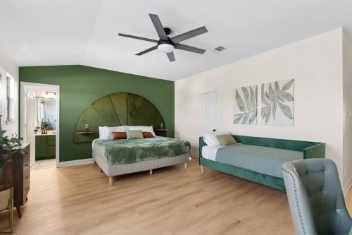 Ένα ή περισσότερα κρεβάτια σε δωμάτιο στο Large Groups House with Heated Pool & Hot Tub, Pet friendly