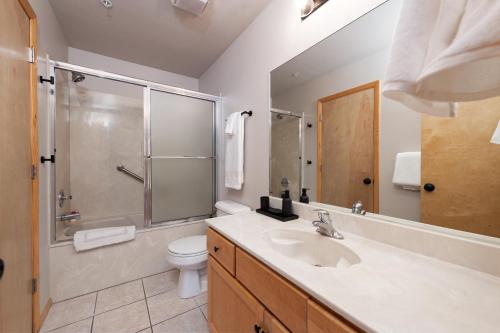 W łazience znajduje się umywalka, prysznic i toaleta. w obiekcie Pine Acres - Unit 123 w mieście Durango