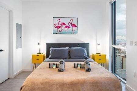 Postel nebo postele na pokoji v ubytování Heart of downtown Miami Studio POOL & GYM