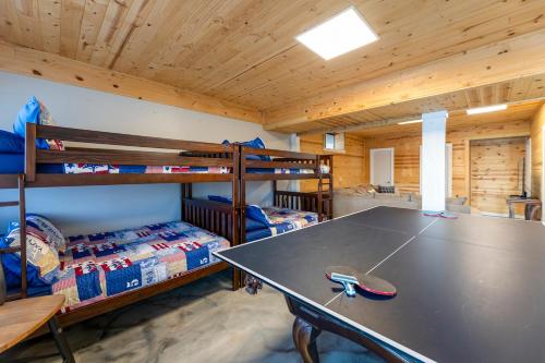 - Mesa de ping pong en una habitación con literas en Grand Lake Escape: Serenity Meets Space, en Talladega