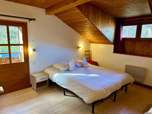 ein Schlafzimmer mit einem großen weißen Bett in einem Zimmer in der Unterkunft Appartement Claude in Courchevel