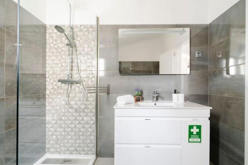 bagno con lavandino e doccia con specchio di Casa Azinheira 1ºa- Albufeira ad Albufeira