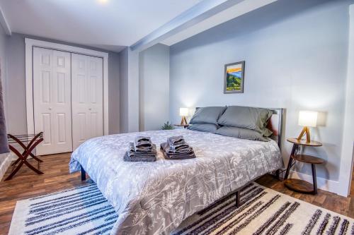 una camera da letto con un letto e asciugamani di Mountain Retreat for Adventures - 1st Floor a Whitefield