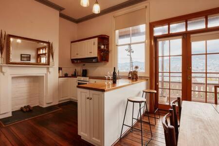 Kuchyň nebo kuchyňský kout v ubytování Historic Home close to CBD 3Brm with views