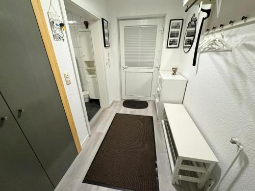 ein kleines Bad mit WC und Waschbecken in der Unterkunft Ferienwohnung Schönfeld auf Fehmarn in Petersdorf auf Fehmarn