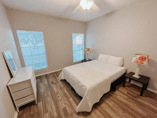 Chic Convenient 2-bed Condo tesisinde bir odada yatak veya yataklar