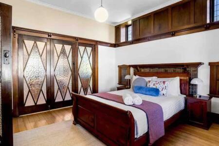 En eller flere senge i et værelse på Charming inner city home excellent base in Hobart