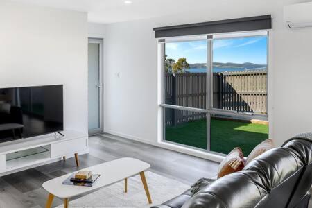 Μια τηλεόραση ή/και κέντρο ψυχαγωγίας στο New Mod Home 2 bed bath Home 12km to CBD Airport