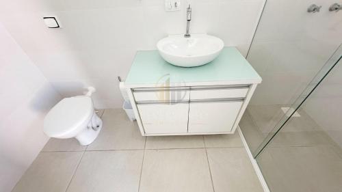 ein Badezimmer mit Waschbecken und Toilette in der Unterkunft Casa Mar & Brisa - Wi-fi e piscina in Guaratuba