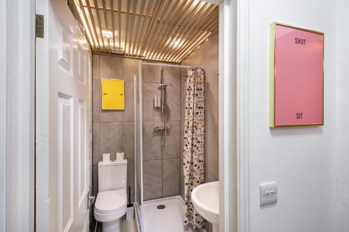 UNIQE 2 Bedroom PRIME LOCATION في لندن: حمام مع دش ومرحاض ومغسلة