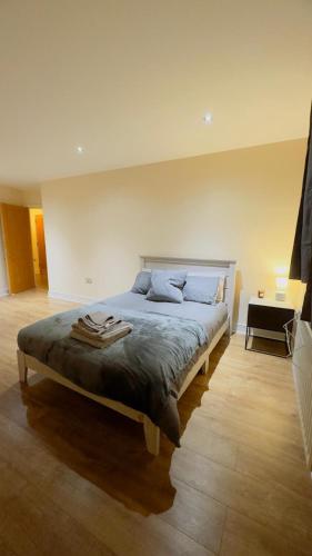 Säng eller sängar i ett rum på Modern 2 Bedroom Apartment- Royal Docks - London City Airport