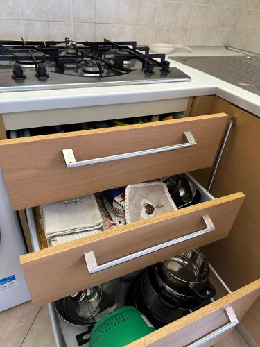 a kitchen with a stove and a drawer with pots at Terrazza su Tocco in Tocco da Casauria