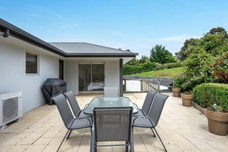 Un jardín fuera de The Rest Retreat Getaway 15 Mins to CBD 3 Bed