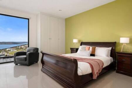 Katil atau katil-katil dalam bilik di The View Sandy Bay 5 bedroom