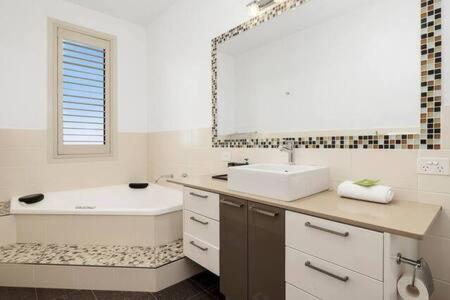 Bilik mandi di The View Sandy Bay 5 bedroom