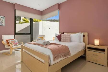 Katil atau katil-katil dalam bilik di The View Sandy Bay 5 bedroom