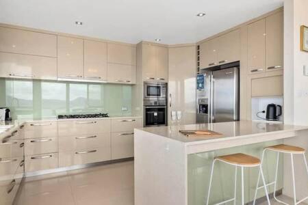 Dapur atau dapur kecil di The View Sandy Bay 5 bedroom