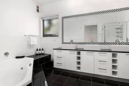 Bilik mandi di The View Sandy Bay 5 bedroom