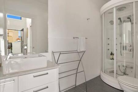 Bilik mandi di The View Sandy Bay 5 bedroom