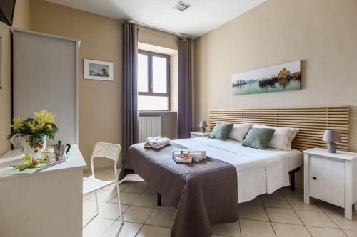 - une chambre avec un lit et une table dans l'établissement Casa vacanze Antica Capua, à Santa Maria Capua Vetere
