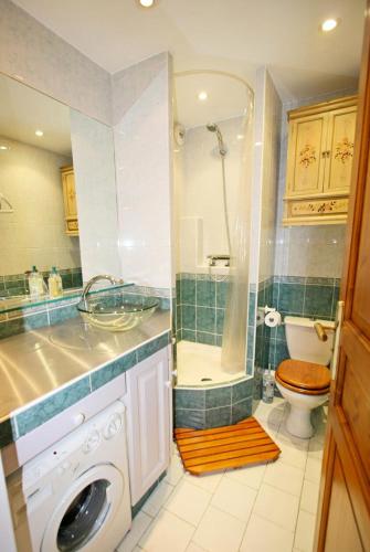 une salle de bain avec machine à laver et toilettes dans l'établissement Plage Du Golf - Appartement en rez de jardin secteur Golf MAE-1124, à La Grande Motte