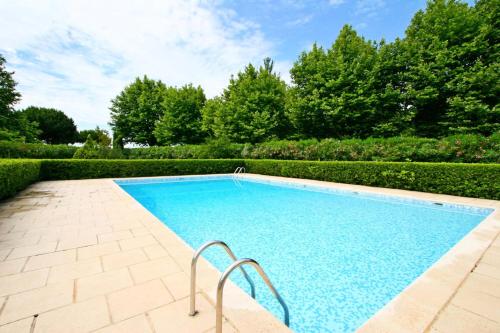 basen w ogrodzie z drzewami i krzewami w obiekcie Plage Du Golf - Appartement en rez de jardin secteur Golf MAE-1124 w mieście La Grande-Motte