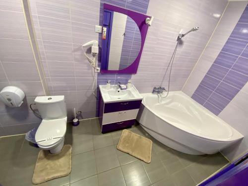 La salle de bains est pourvue de toilettes, d'une baignoire et d'un lavabo. dans l'établissement Complex Khutor, à Velyka Omelyana