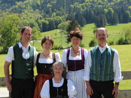 un grupo de personas en ropa tradicional posando para una foto en Schneiderhof Urlaub auf dem Bauernhof en Bernau am Chiemsee