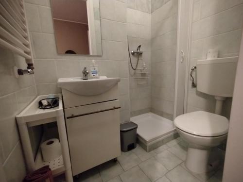 a small bathroom with a toilet and a sink at EasyRoom Schio in Schio