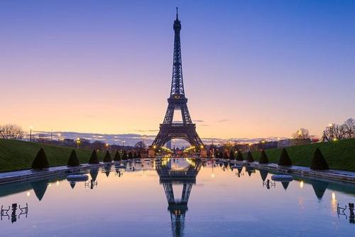 a view of the eiffel tower at sunset at New Studio Cosy - Proche RER et centre ville in Brétigny-sur-Orge
