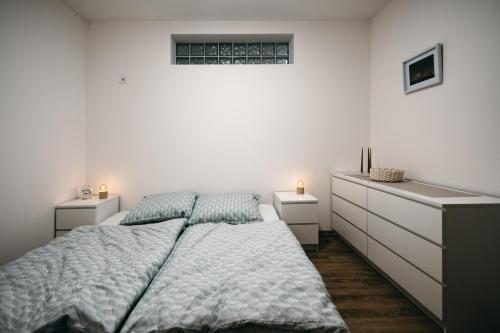 En eller flere senge i et værelse på Byt 21 v Rezidenci Bílý lev na náměstí