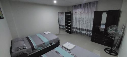 1 dormitorio con cama, tocador y espejo en Suite en el centro de Moyobamba, en Moyobamba