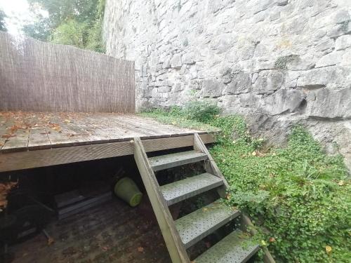 un escalier en face d'un mur en pierre dans l'établissement La Citronnade, à Floreffe