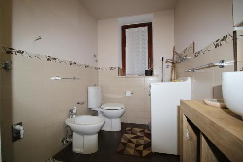 a bathroom with a toilet and a sink at Casa 4 Archi in Lentini