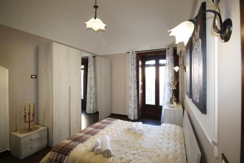 a bedroom with a large bed with towels on it at Casa 4 Archi in Lentini