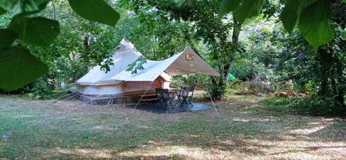 Vonkajšia záhrada v ubytovaní CAMPING LE BEL AIR tente insolite Sibley's 4 personnes-LE ROMARIN